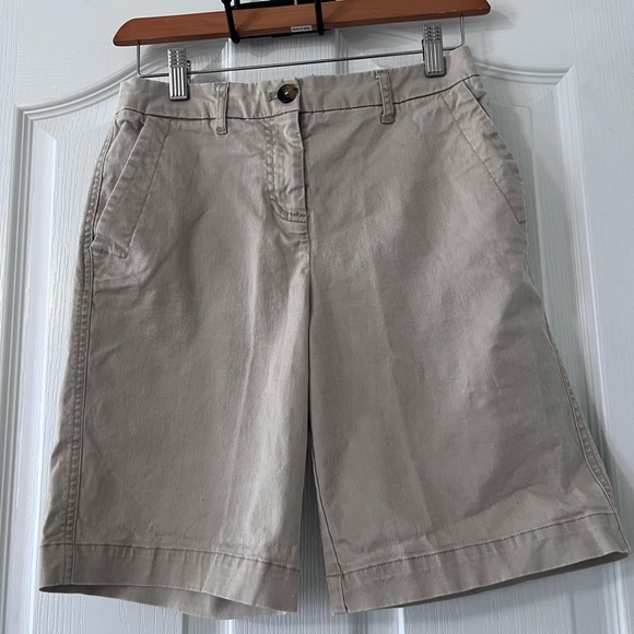 BODEN khaki shorts. Button & zip closure with belt loops. Front & back pocket. 4 - Picture 1 of 6